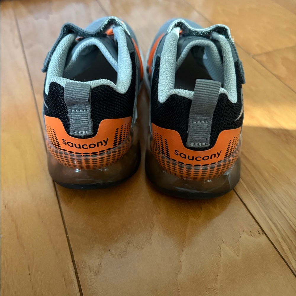 Saucony Flash Glow 2.0 in Gray and Orange - light up shoes. - Picture 4 of 5